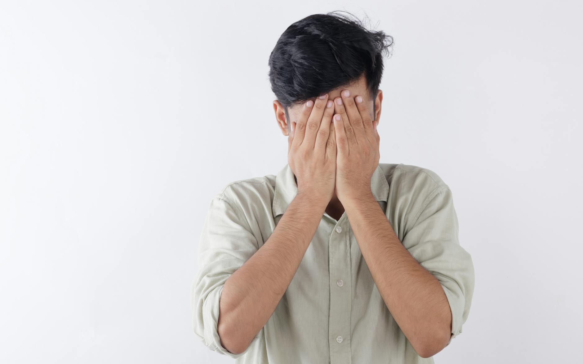 男性が本心を隠しているときに見せるサイン
